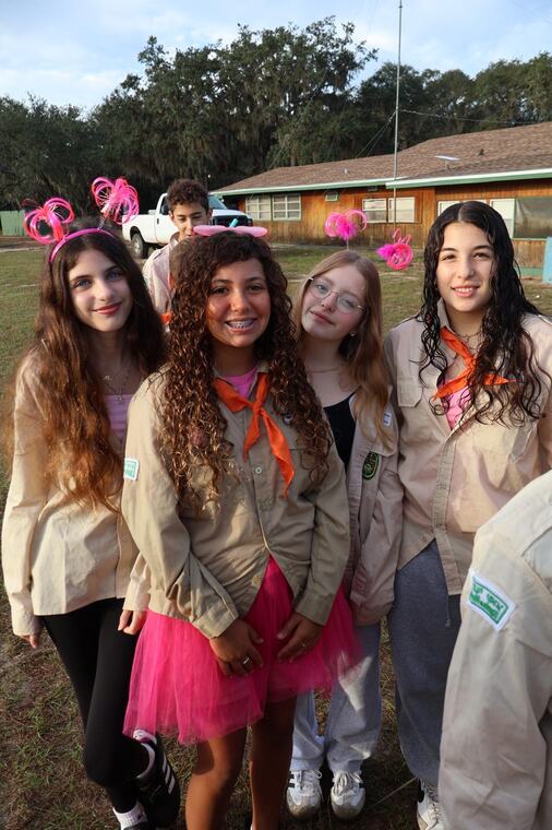 חניכות במדים עם עניבות ורודות
