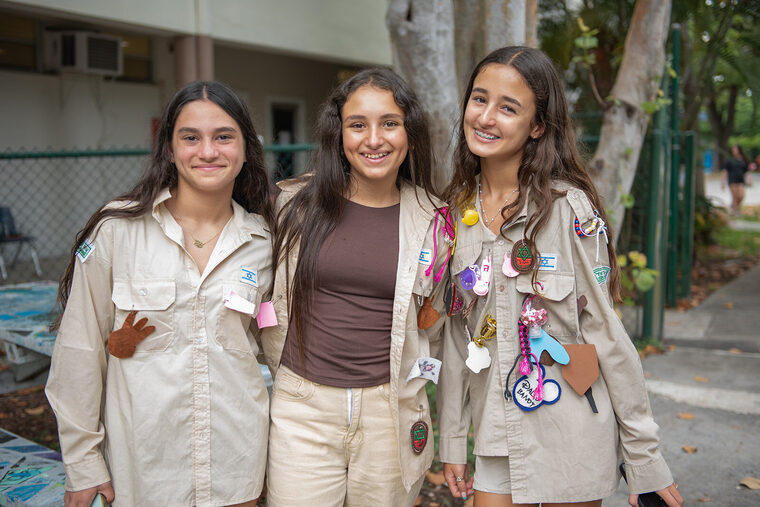 שלוש חניכות במדי הצופים